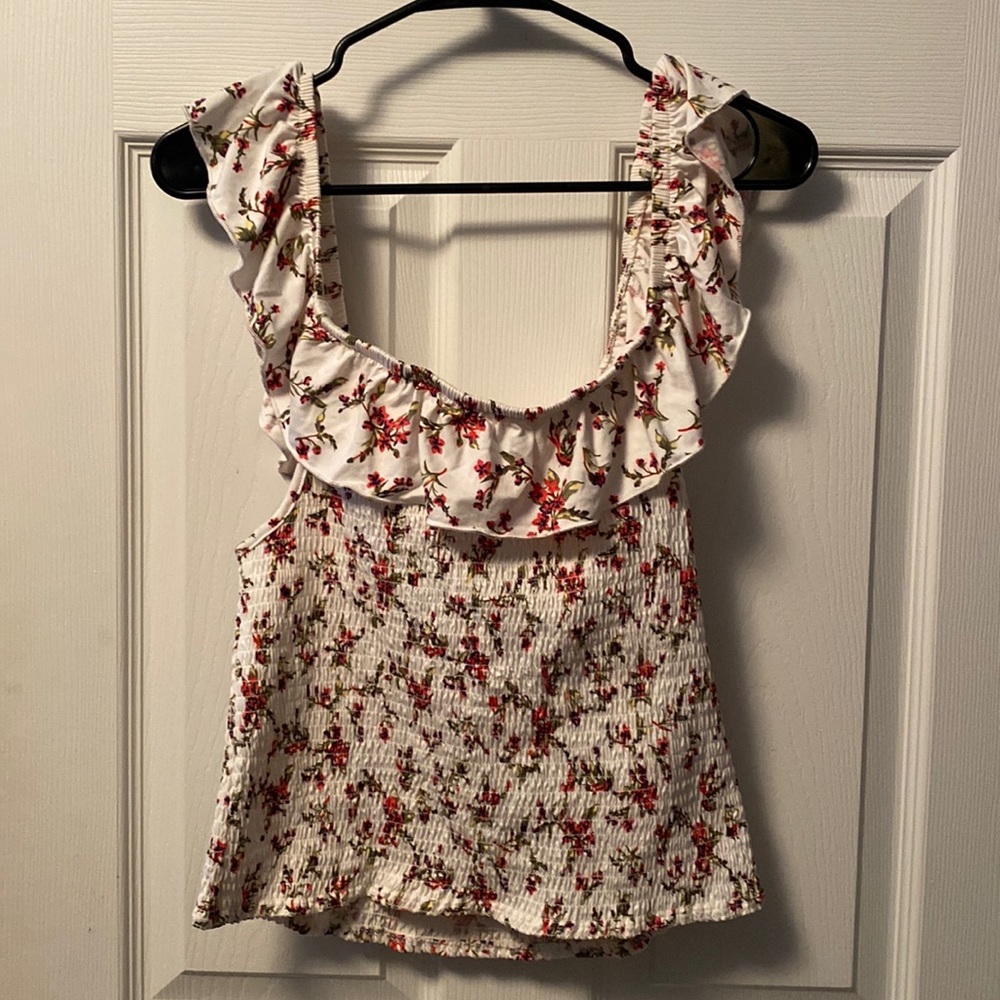 Beautiful floral top!